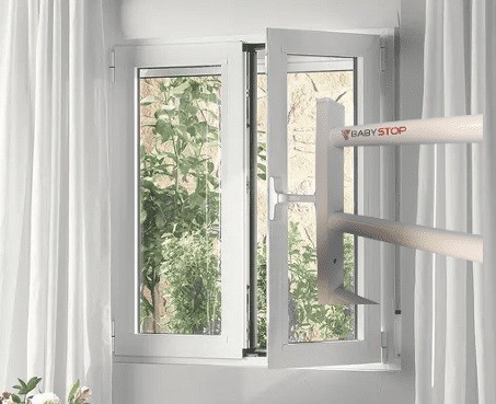Qué ventanas se recomienda asegurar en las viviendas si hay niños pequeños.